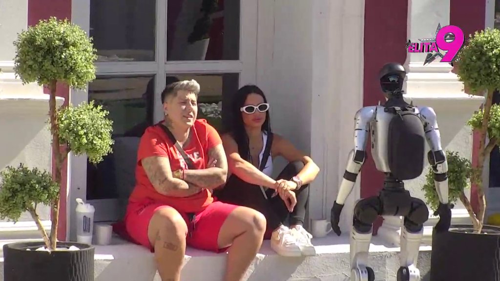 NE MOGU DA JOJ VERUJEM: Ivan se požalio robotu Toši na muke sa Sarom, pa on dao svoj stručni sud! (VIDEO)
