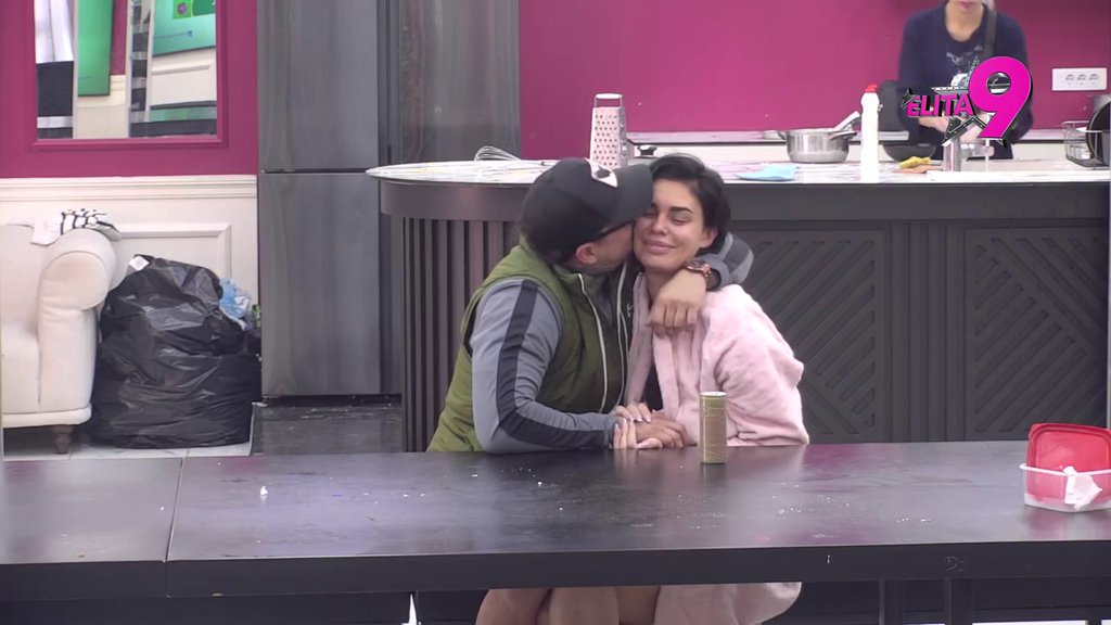 Mina i Terza se ljube, A SOFIJA SE ČEŠLJA: Zaljubljeni golupčići razmenjuju nežnosti njegovoj bivšoj iza leđa! (VIDEO)