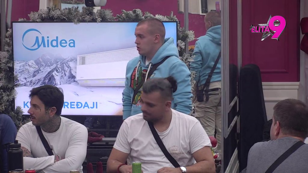 AU, KAKVO PONIŽENJE! Luks ismejao Saru Stojanović pred svima, njegovim poniženjima nikad kraja: Ceo sto izvrištao od smeha nakon poređenja sa štukom (VIDEO)