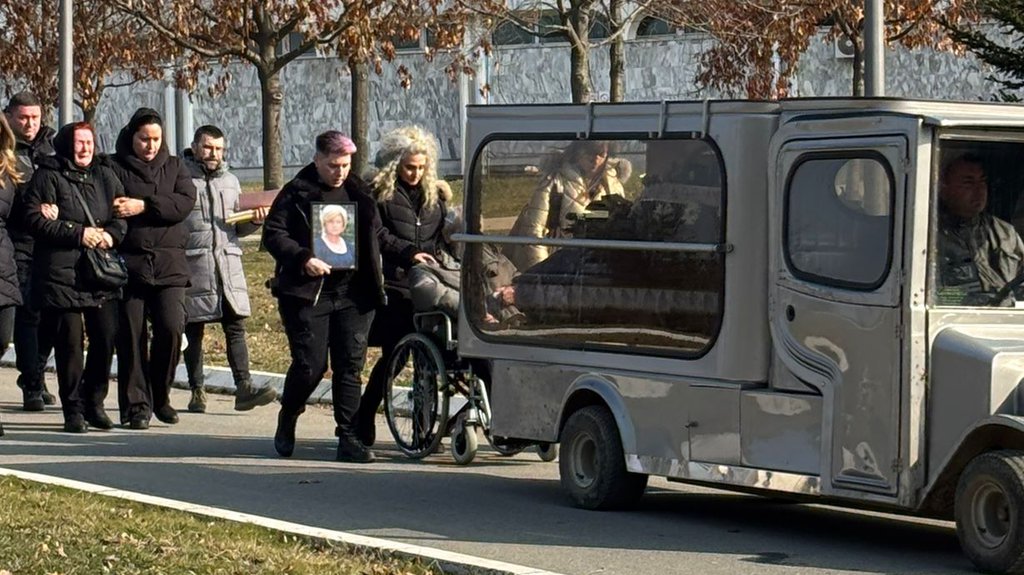 Tužna povorka se uputila ka večnoj kući Anke Tomić: Matora ne prestaje da plače, u ruci sve vreme drži majčinu sliku (FOTO)