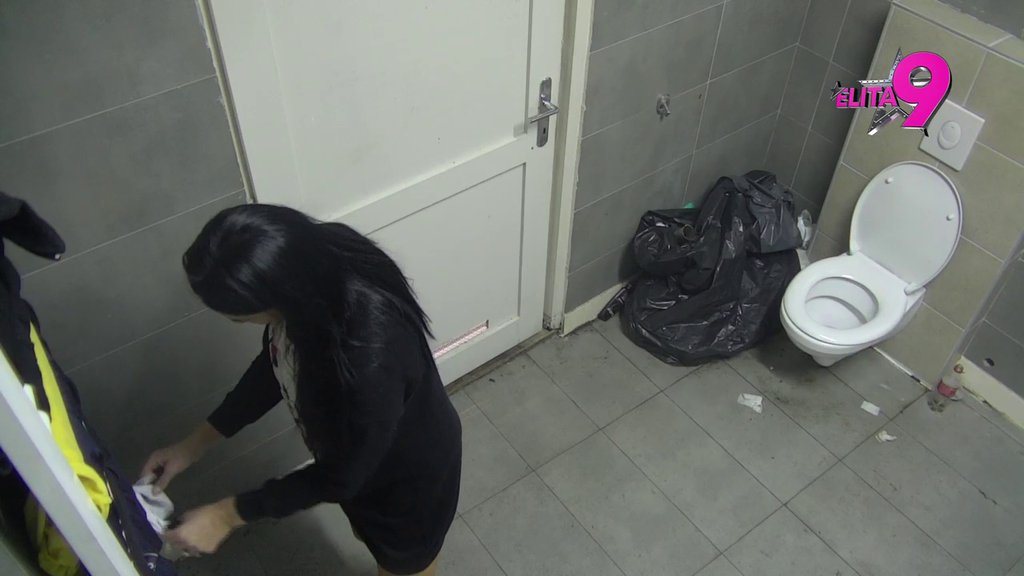 URNEBESNA SCENA! Janjuš uspeo da ISPREPADA Aleskandru Jakšić gumenom zmijom, ona skočila do plafona od straha! (VIDEO)