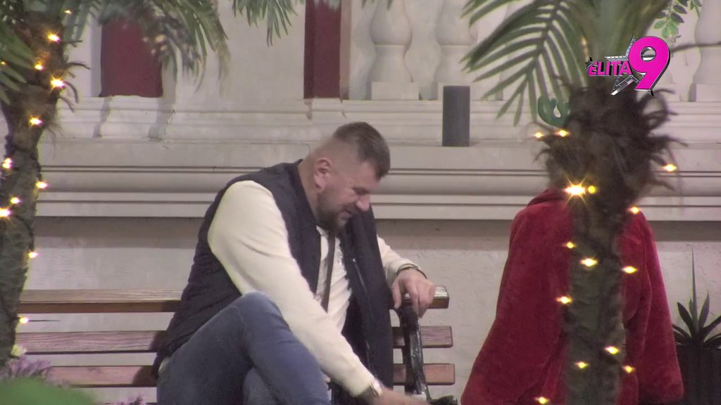 Dobio sam dve čokoladice, ali... Janjuš se razmišlja da li da pojede slatkiše od Grofice, ne zna da li će biti omađijan! (VIDEO)