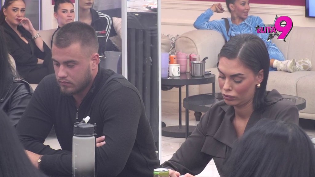 Dalje od ovoga ne može! Dok Minu mole prijatelji da pokupi poslednje atome dostojanstva i ode od Viktora, on uspeo opet da je ponizi: Ona kleči iz nemoći! (VIDEO)