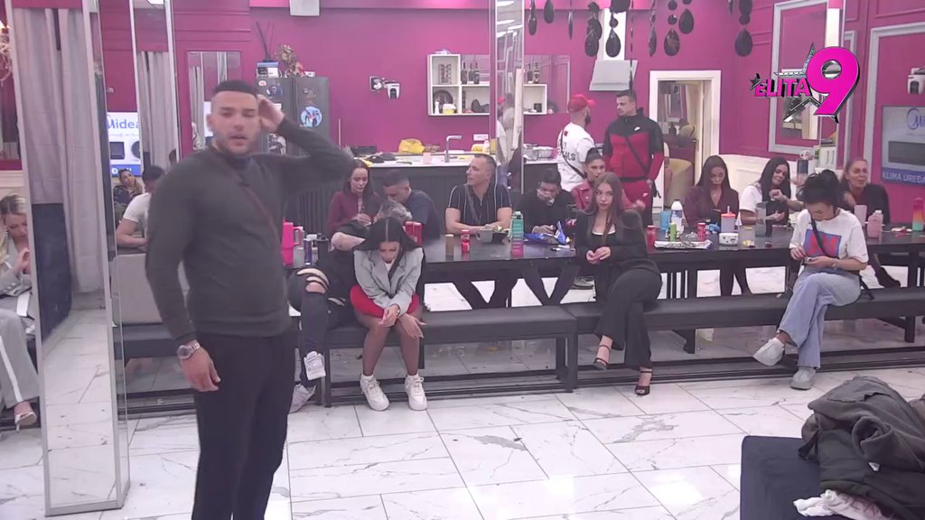 SAMA JE ODGOVORNA ZA NEKE STVARI: Kačavendini bivši prijatelji se urotili protiv nje, uvereni da se koprca u sopstvenom mulju oko kompromitujućih videa! (VIDEO)