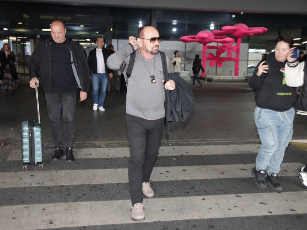 ELENA SE DOSELILA NA AVALU: Mile Kitić uhvaćen na aerodromu u OVOM izdanju, odmah progovorio o ćerki i zetu (FOTO)
