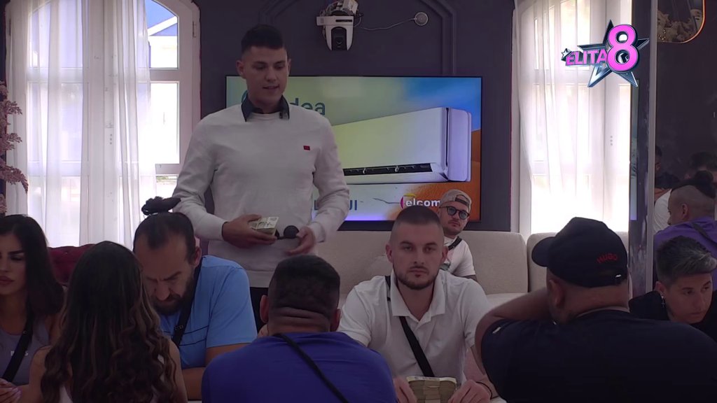 LAKA SI DEVOJKA: Peja na startu nagradio prijatelje pa jednoj cimerki sasuo sve u lice, ovo ju je šokiralo (VIDEO)