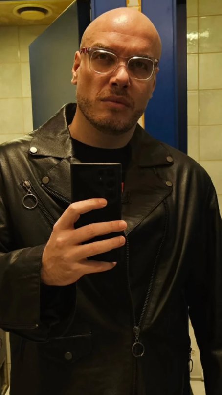 PEVAČU POZLILO, PA SE SRUŠIO USRED EMISIJE! Kasnije se povukao iz javnosti, a danas ga ne biste prepoznali: Smršao je 56 KG (FOTO)