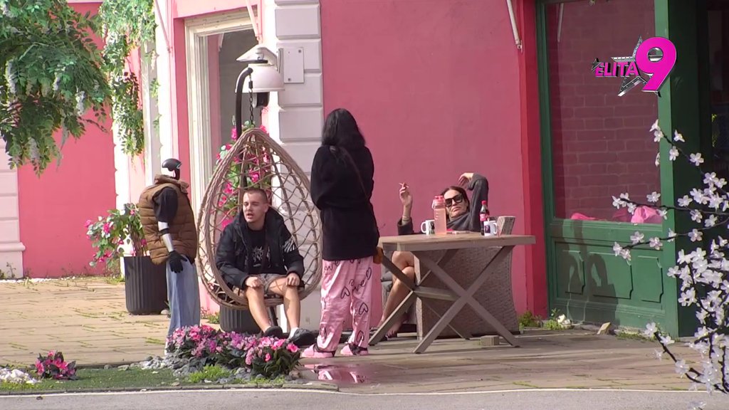 Četiri poze, plus oralni! Toša i učesnici IZREŠETALI Jovanu pevačicu, ona priznala: Ja sam sreda devojka, videćemo da li ponavljamo večeras! (VIDEO)