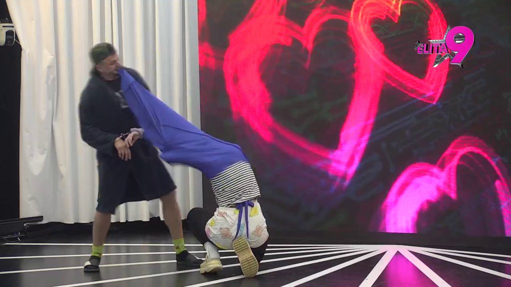 NI GRAM SUJETE! Viktor sa osmehom gledao kako mu Terza skida Minu! (VIDEO)