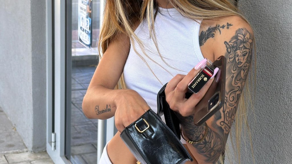 Ne izlazi bez biber spreja! Nova učesnica Elite 10 navodi da ne voli da se svađa, a ŠOKIRAĆETE se kad vidite šta smo sve pronašli u njenoj torbi (FOTO+VIDEO)