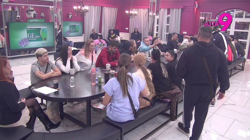 Još jedno prijateljstvo na tankom ledu! Anđelo natrljao Mini na nos druženje sa Anitom, Asmin dolio ulje na vatru: Rekla je da joj kasni... (VIDEO)