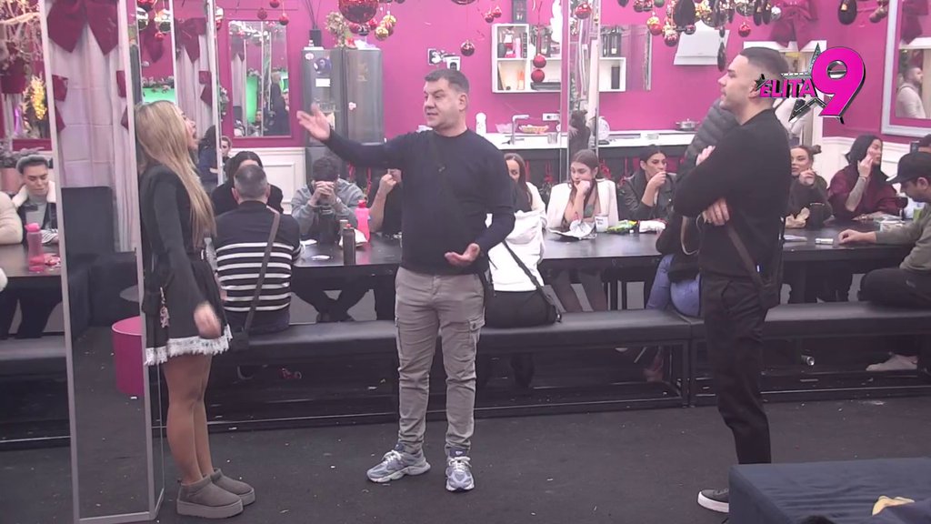 Haos za crnim stolom! Ivan pokušava da svali sve na Aneli, puca od ljubomore na Anđela, Asmin ga prozreo i razotkrio: Branio ju je i kad je u pravu i kada nije, tako sam i ja Maju, ZALJUBLJEN JE (VIDEO)