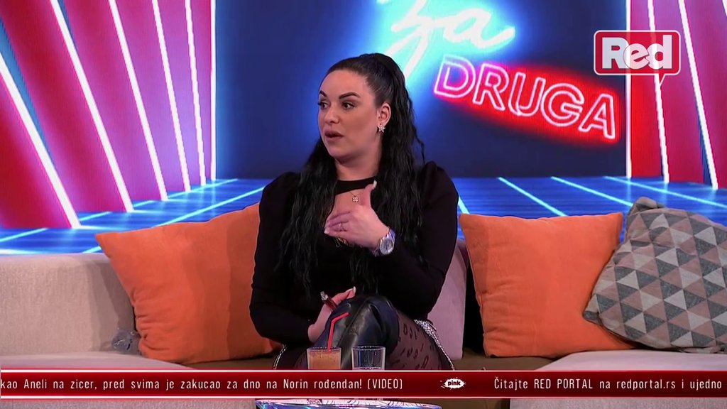 Kakva veza, nije je ni na rođendan pozvao: Bivša učesnica Elite žestoko raskrinkala Jovanu pevačicu, otkrila sve o njenom odnosu s Janjušem! (VIDEO)