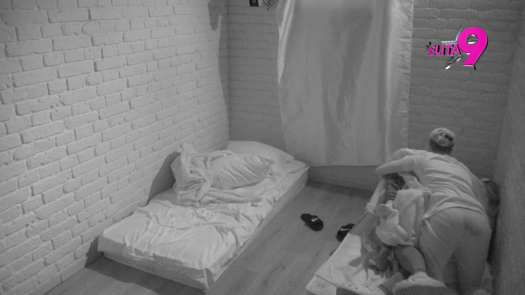 Bora Santana doživeo pomračenje: Uroš mu uleteo u krevet i zabranio da se druži sa ženama, on prebacio i uzeo kutlaču da se brani! (VIDEO)