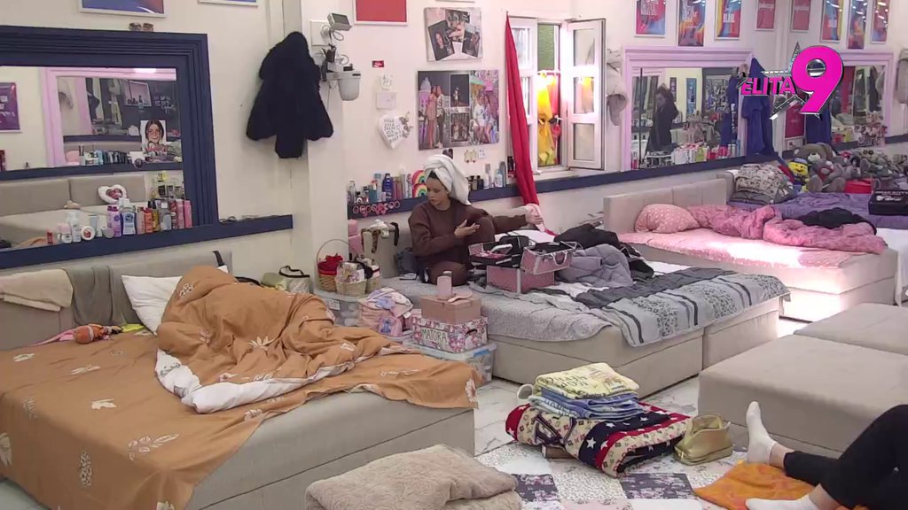 Ti si dno dna! Boginja krenula da gazi Jovanu pevačicu, ona se još nije ni odlepila od Filipa! (VIDEO)