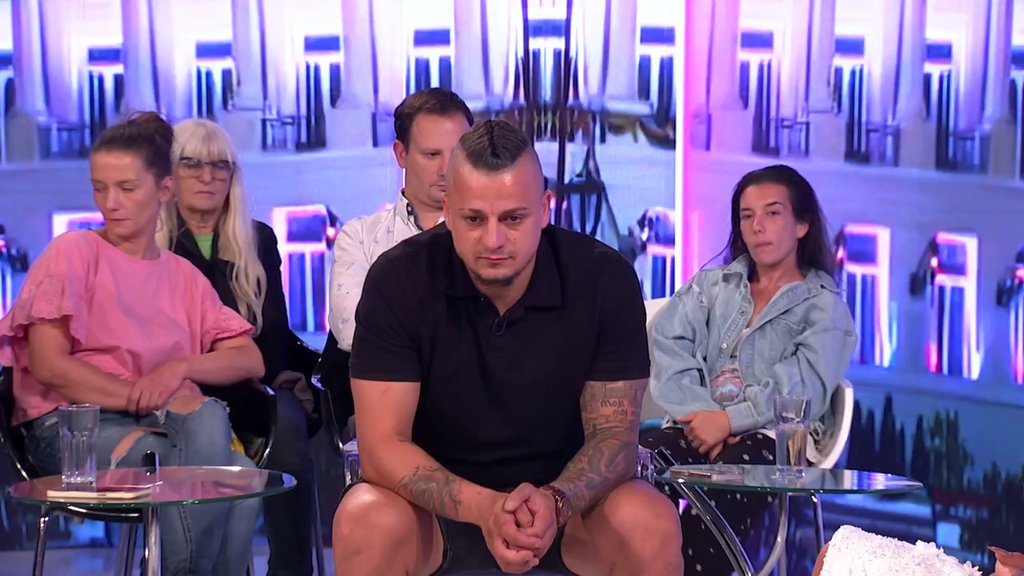 Naduvaš usta, a karijes viri sa svih strana: Gledateljka zadala najniže udarce na Sofiju! Ona odlučila da podigne glavu, pa uzvratila: Imate li muža da zamašem repićem? (VIDEO)