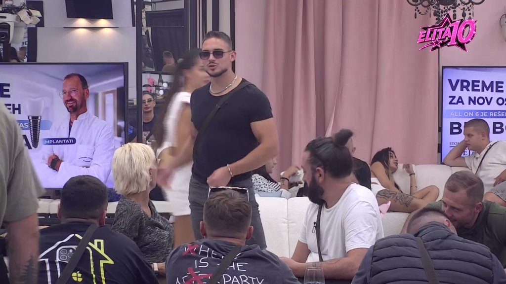 Ja pričam sa njom, a ona sa ogledalom: Leon narastao kao kvasac zbog titule dodeljene od strane cimera, a onda mu Sanja bacila flert! (VIDEO)