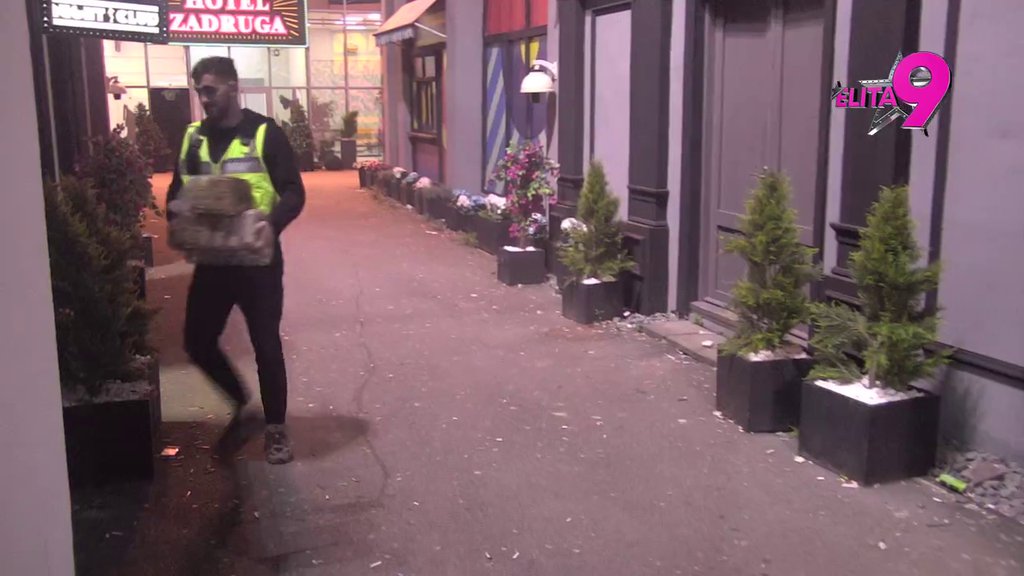 Toša široke ruke: Počastio sve takmičare pićem, oni u totalnom delirijumu! (VIDEO)