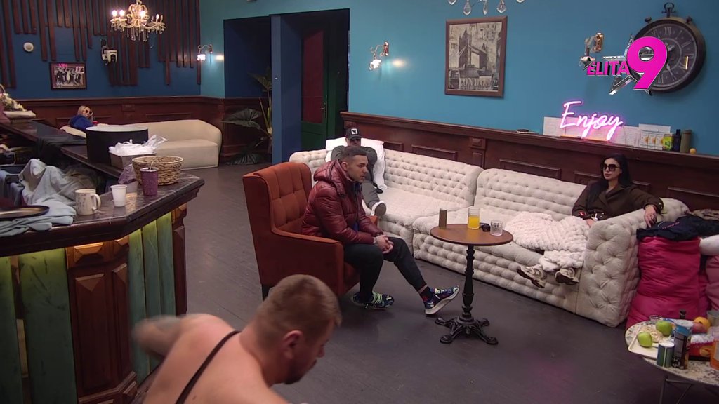 STAVILA SVE KARTE NA STO! Aneli otkrila zbog čega je rasplamsala sukob sa Asminom! (VIDEO)