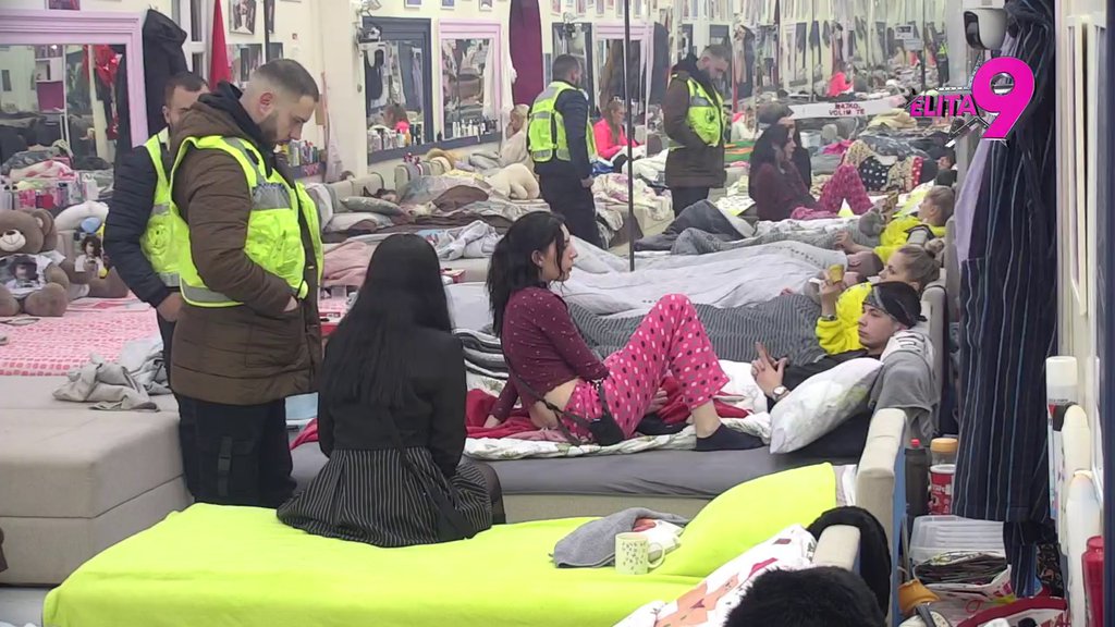 Obezbeđenje doletelo munjevitom brzinom! Sandra ponovo došla do Hane i Nerija, karambol ne prestaje (VIDEO)