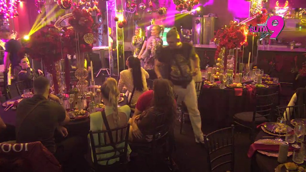 Bebica stvarno nikad nije čuo za dostojanstvo: Teodora ga oterala u tri lepe, on počeo da je cmače! (VIDEO)