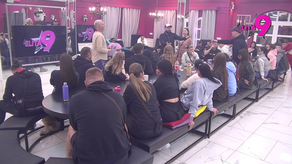 Sve skenira: Aneli uvidela šta Luka radi, ubeđena da je odlepio za Majom Marinković! (VIDEO)