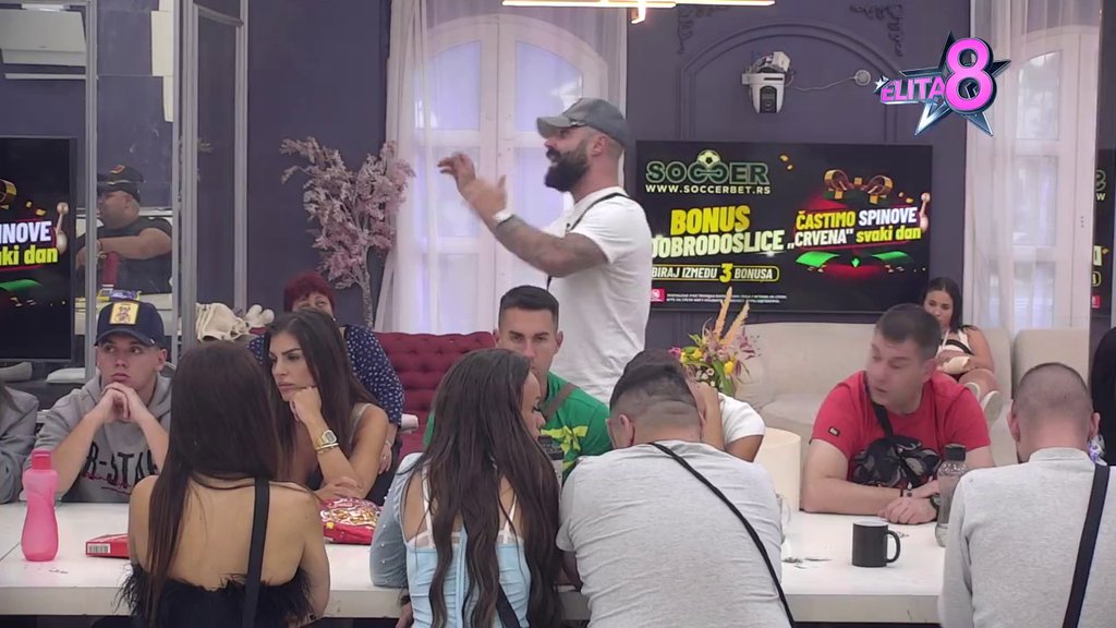 Luki samo fali šampanjac da nazdravi: Sa osmehom na licu slavi što je Aneli vicešampionka na anketi za najmanje samopoštovanja! (VIDEO)
