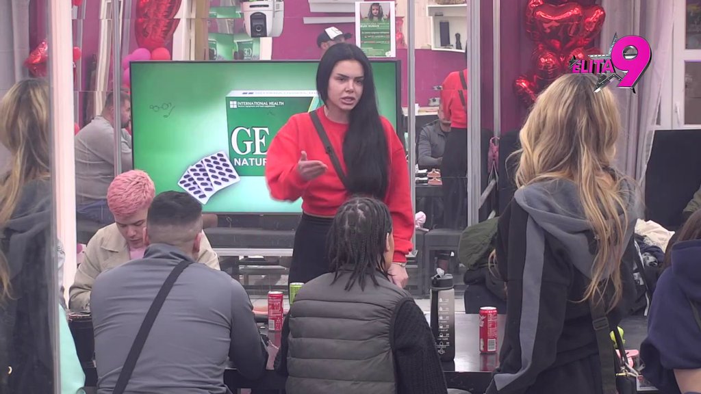 Mali me gotivi, a i ja njega! Aneli napravila DAR-MAR, flertovala sa Viktorom, pa pozvala Luku: Dođi da se vežeš, ja te čekam! (VIDEO)