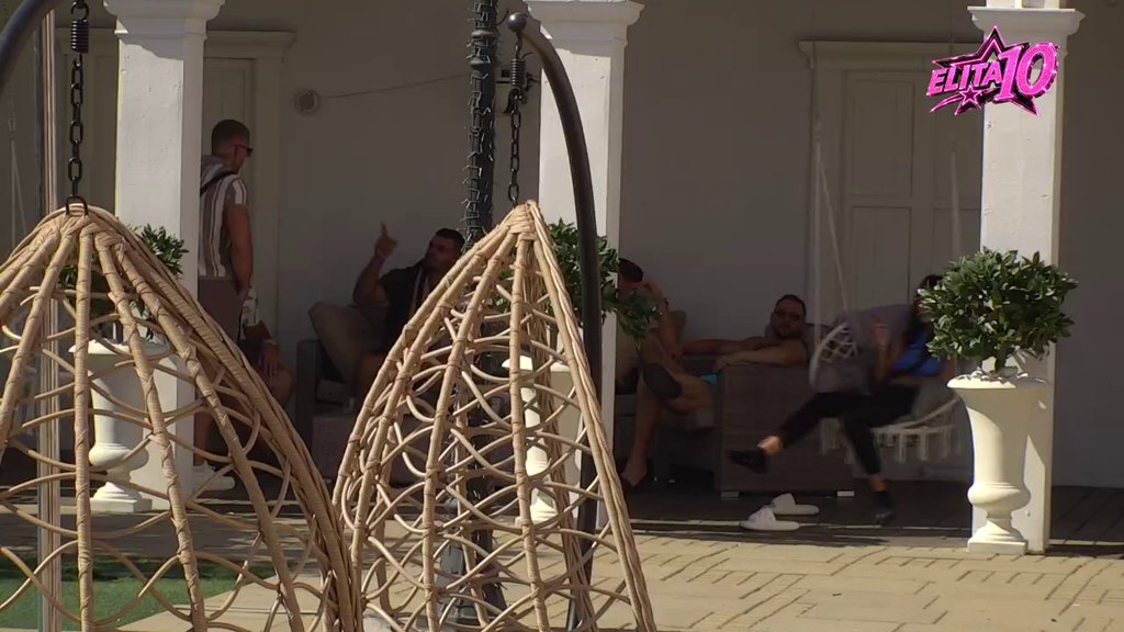 Idi pomozi muškarcima! Učesnici počeli da peckaju Miljanu Ristić, ona im odbrusila, Mahir se plaši da će mu STIĆI PAPIR ZA RAZVOD (VIDEO)