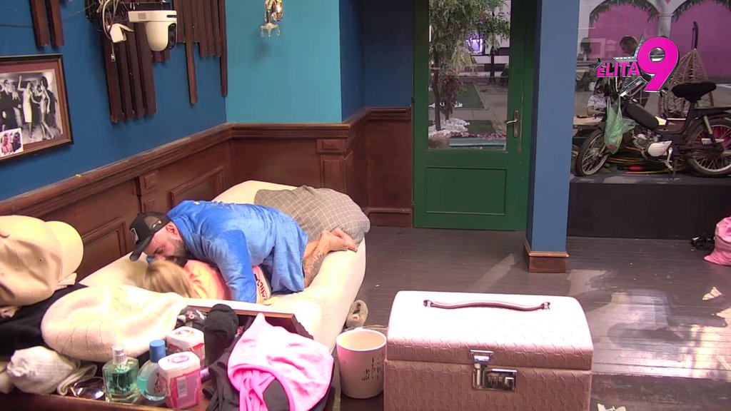 LUKINA MANIPULACIJA NA MAKSIMUMU: Uvukao se u Anelin krevet, neprestano moli za poljubac i zagrljaj (VIDEO)