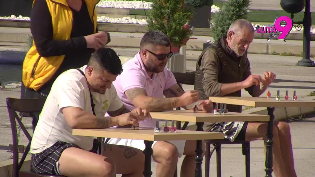 Muškarci u akciji! Takmičenje u lakiranju noktiju razmrdalo Elitu, evo koji učesnik je prvi uradio manikir i pedikir! (VIDEO)