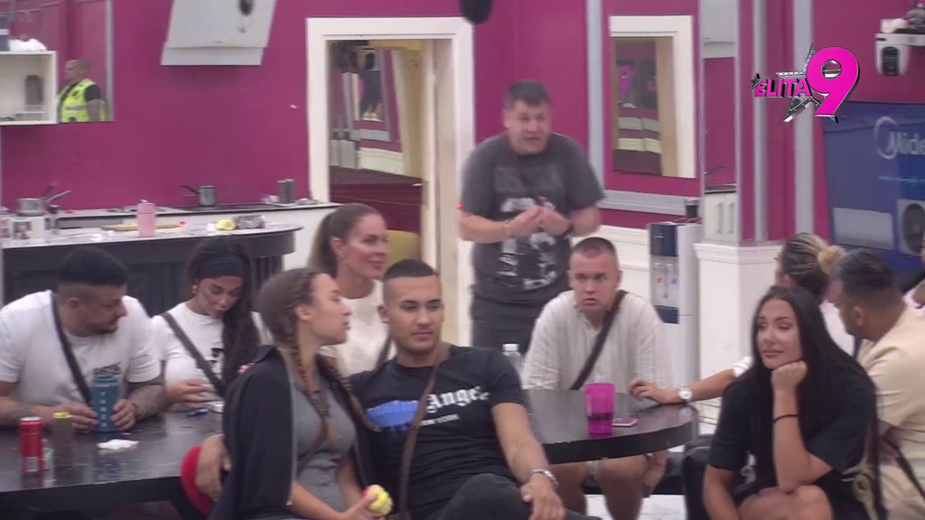 SERVIRAO IM VRELU PLJUVAČINU! Ivan ušao u problematiku sukoba Stanije i Aneli, pa ih kao nikada do sad ISPONIŽAVAO! (VIDEO)