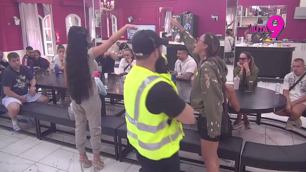 Bili smo intimni, kombinacija sam, šta je problem?! Aneli podivljala, pa priznala šta se dešavalo sa Filipom u šteku! (VIDEO)