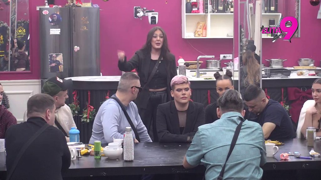 Haos u Beloj kućI! Anastasija napljuvala Boru bez zadrške, pa dobila novu turu poniženja: Pogledajte kutiju, sve joj je požutelo! (VIDEO)