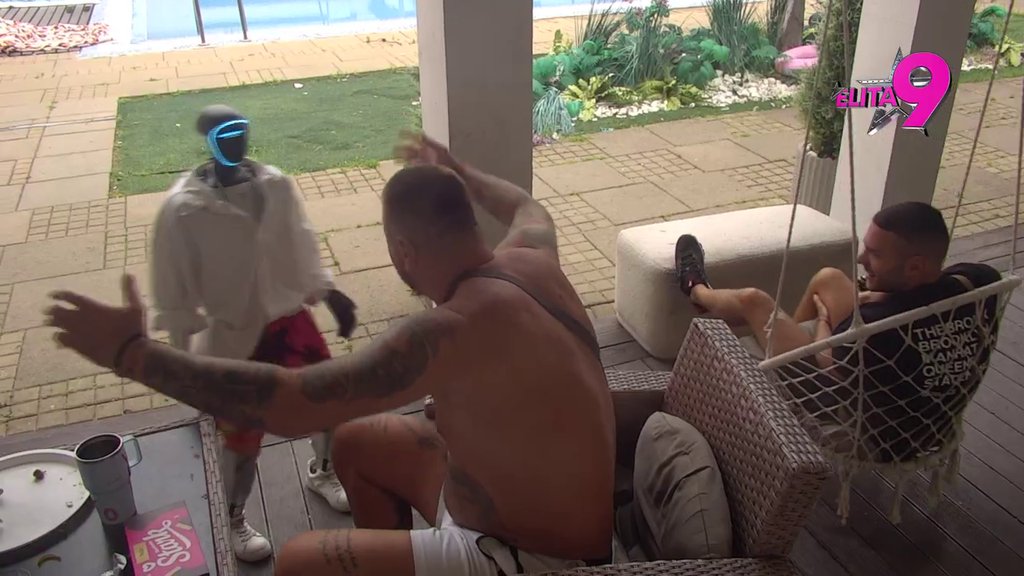 Umalo spržio procesor od besa: Toša napljuvao Janjuša zbog bezobrazluka, jedva uspeli da se pomire (VIDEO)