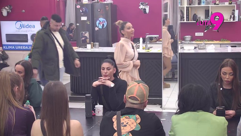 LJUBOMORA ISIJAVA IZ NJE! Aneli pecnula Anđela zbog druženja Maje i Anite, on joj žestoko odbrusio! (VIDEO)