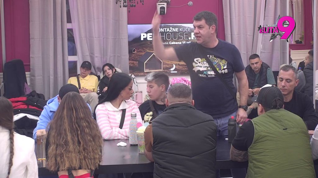 Tetka za dve godine dala 50 evra, ja drugaricinoj deci dajem 500 za grad: Kačavenda ponovo demolirala Aneli, urnisala je za sve pare: Ona je prenosila kofere i ušla je da blati bivšeg (VIDEO)