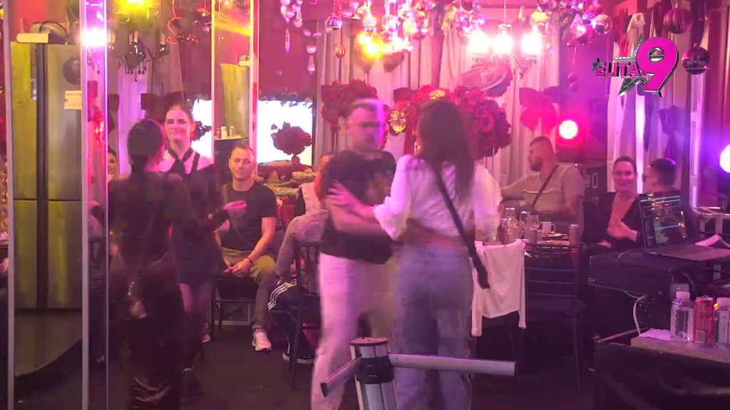 Repriza Nove godine kakva se ne pamti! Veliki šef priredio BOGATU TRPEZU, VATROMET I TRUBAČE, učesnici POMAHNITALI: Bora i Uroš uhvaćeni u NEZGODNIM POZICIJAMA, Janjuš i Aneli na korak od pomirenja, Bebica opet proključao zbog Đukića!