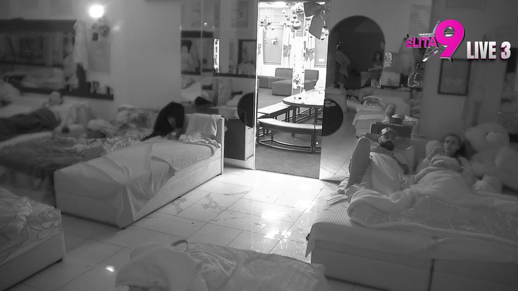 Ona te ostavila i krenula dalje, ne ti nju: Vratila se stara Anita na velika vrata i počela brutalno da rešeta Luku, pa umalo i nasrnula na njega! (VIDEO)