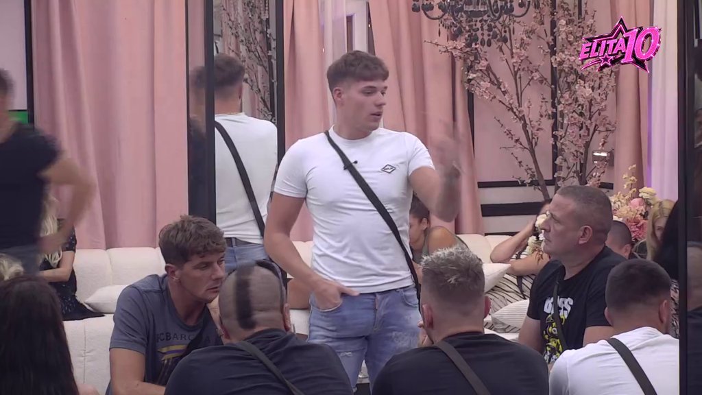 Ja pričam sa njom, a ona sa ogledalom: Leon narastao kao kvasac zbog titule dodeljene od strane cimera, a onda mu Sanja bacila flert! (VIDEO)