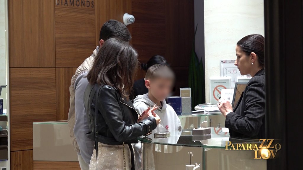 PEJA REŠIO DA VERI ENU?! Par uhvaćen u zlatari, merkali skupocen prsten, Čolićeva oduševljena, a sa njima je i njen sin (PAPARACO)