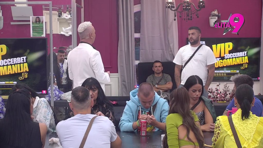 Ušla si u vezu iz inata, nesrećna si! Asmin izgubio kontrolu zbog Maje, pa joj sasuo sve: Njen bivši mi je na grbači zbog nje! (VIDEO)