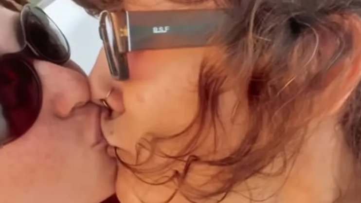 NAŠA GLUMICA LJUBILA DEVOJKU, A SAD IMA DEČKA: Napustila zemlju i pokazala kako iživaju (FOTO)