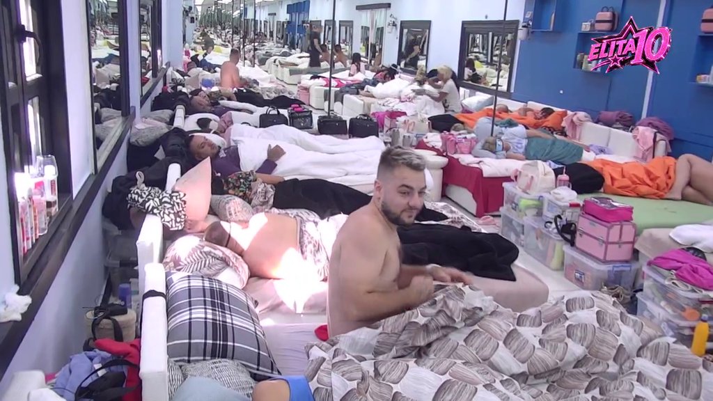 Muzika sve digla na noge! Ulogu glavnog plesača preuzeo Mahir Pjanić, uvijao se po imanju (VIDEO)