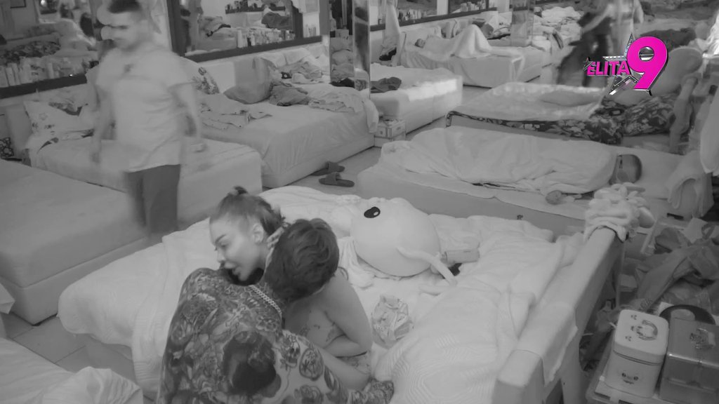 Hoćeš li da kažeš sutra da se ne sećaš? Filip i Maja totalno izgubili kočnice, prepustili se strastima pred punom sobom