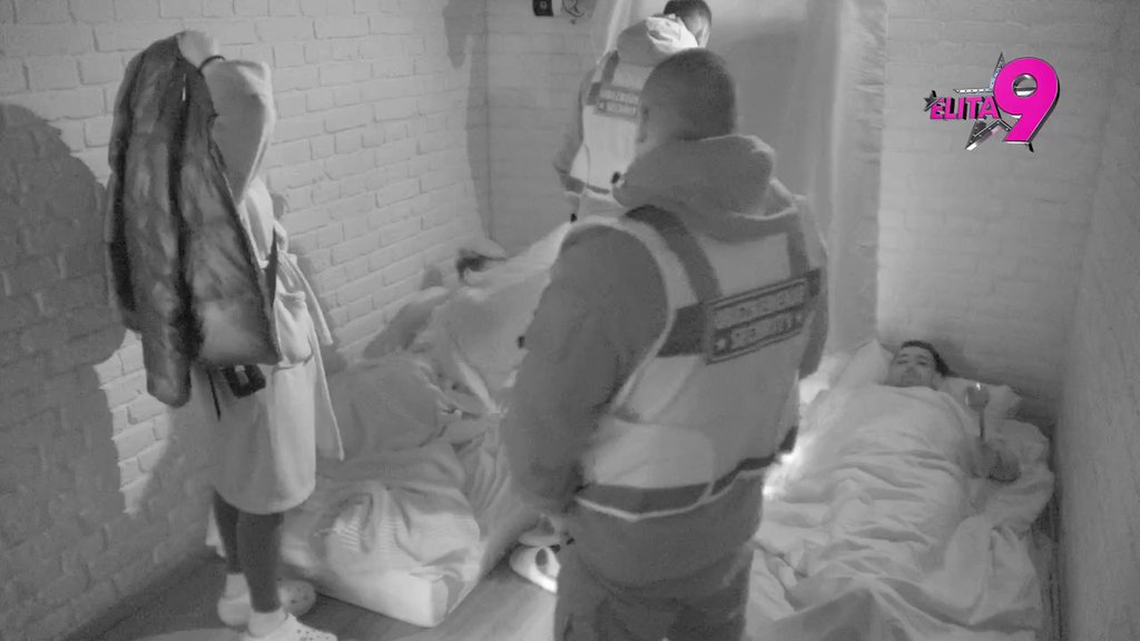 Kadrovi zbog kojih ćete umreti od smeha: Cela kuća se preselila u izolaciju da prati karambol Uroša i Bore, cerekanje odzvanja imanjem! (VIDEO)