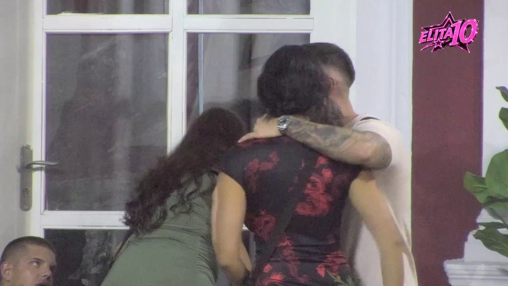 Bacila udecu i u njegovom pravcu: Laura uputila kompliment na Karlov račin: Imaš tako lepe... (VIDEO)