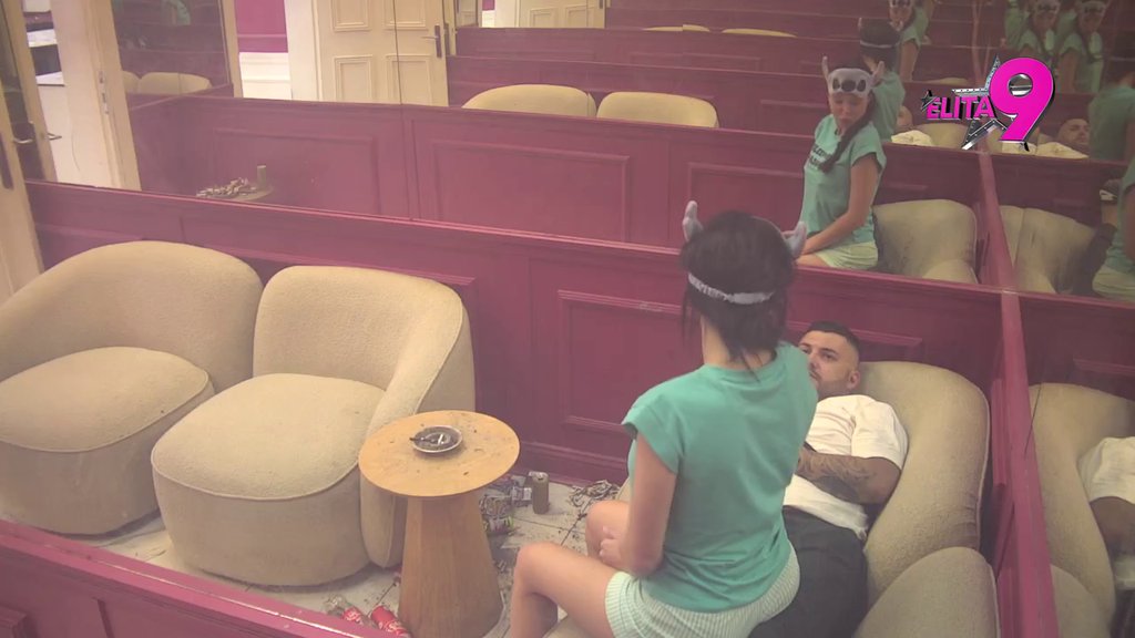 U krevet, skini gaće i čekaj me: Asminu preko glave Majinih zabrana i poniženja, ovom rečenicom obrisao patos s njom! (VIDEO)