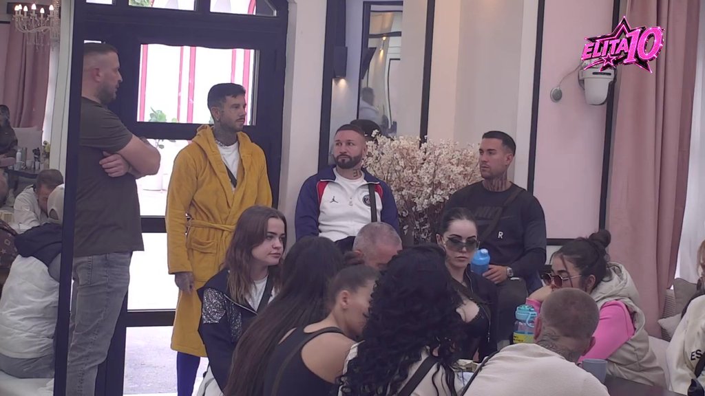 HVALOSPEVI ZA MUŠKARCE, a poniženja za žene! Nemanja Tošić nastavio u istom ritmu, Poršelina mu poručila: Nećeš se kupati na Karićevom bazenu (VIDEO)