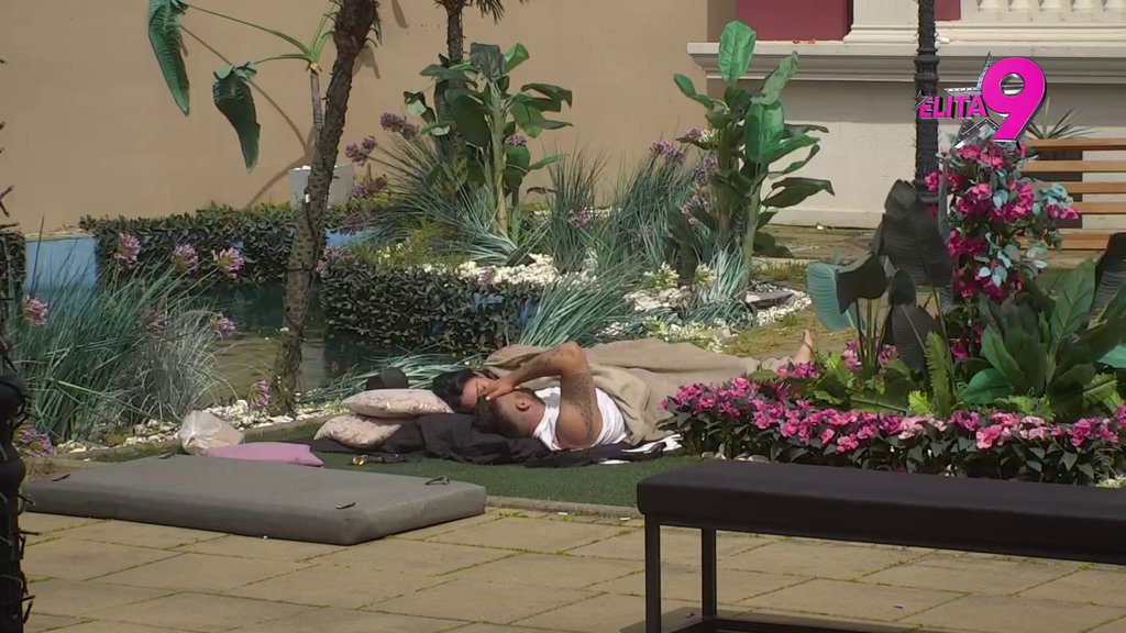 Nemoj tako da ga stiskaš noktima! Asmin zakukao kad ga je Maja uhvatila za 'PONOS', ona se smejala na sav glas! (VIDEO)